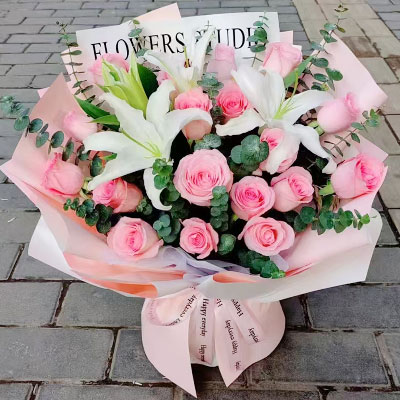 18朵粉玫瑰2支百合，我的心尖宝贝